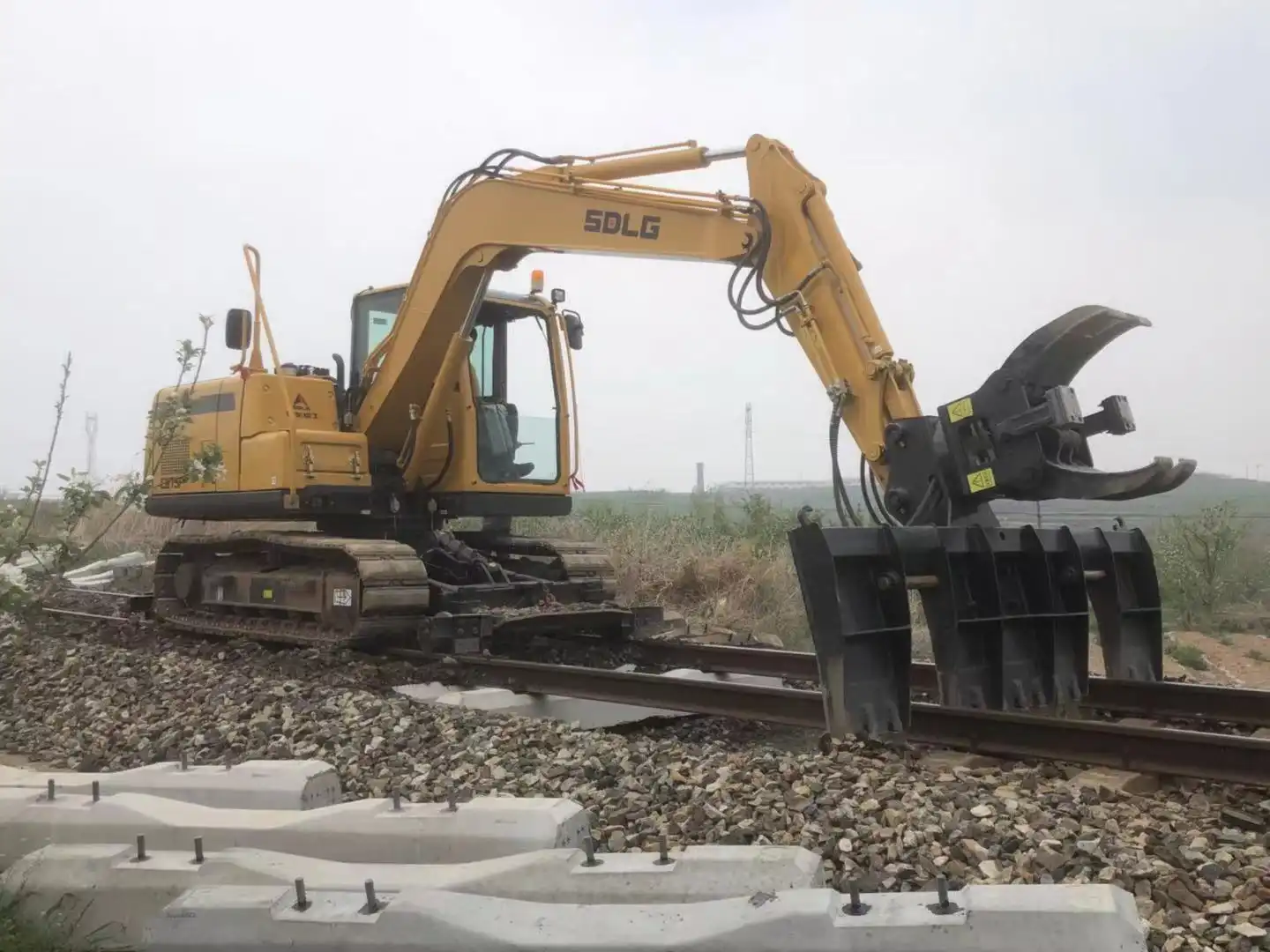 How to change railroad ties safely and efficiently?  